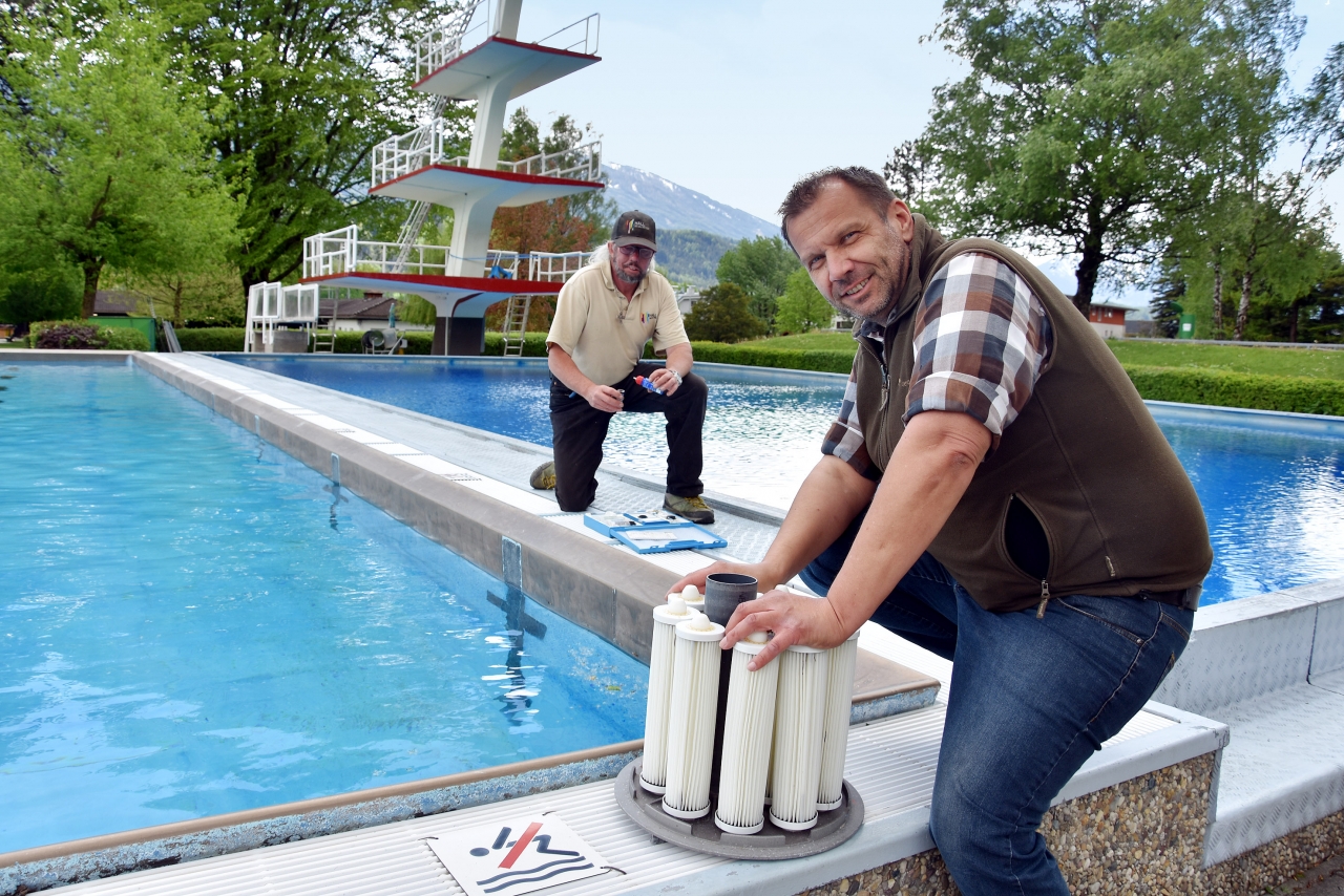Bereit für den Auftakt der Badesaison: Harald Graus, Bereichsleiter Freizeit der Hall AG und Mitarbeiter Markus Feichter (im Hintergrund, Foto: Stadtmarketing Hall in Tirol/Gregor Jenewein)