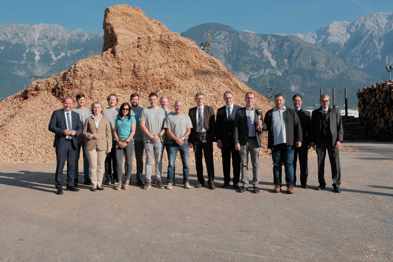 Das Team der Hall AG mit Oskar Haim, Energielandesrat Josef Geisler, Bürgermeisterin Eva Maria Posch und Karl Ochsner sen.