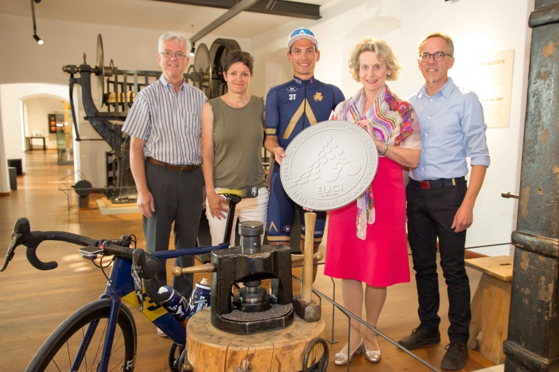 Foto von links: Werner Nuding (Obmann TVB Hall-Wattens), Esther Wilhelm (WM-Kommunikationsdirektorin), Stefan Denifl (Rad-Profi), Eva Maria Posch (Bürgermeisterin) und Werner Anfang (Münzmeister Burg Hasegg / Münze Hall).