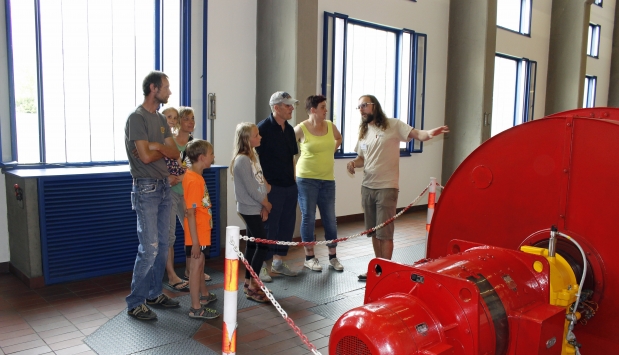 Ein Team der Hall AG führte die Besucher durch das Kraftwerk Volders